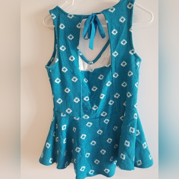 Top - Picture 2 of 4